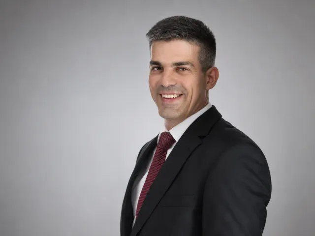 Dr. Stiedl Péter fogorvos, a Pedent Fogászatban Tatabányán
