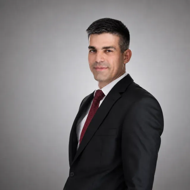 Dr. Stiedl Péter fogorvos, a Pedent Fogászatban Tatabányán