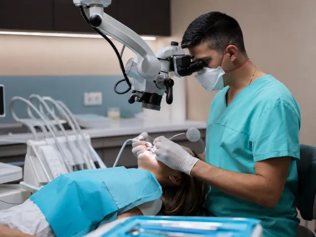 Dr. Stiedl Péter páciensével beszélget a tatabányai Pedent Fogászatban
